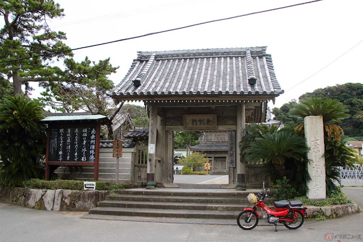 「光明寺」総門の前で「CT110」の記念写真。この門は寛永年間(1624~1628年)に再興されたもの