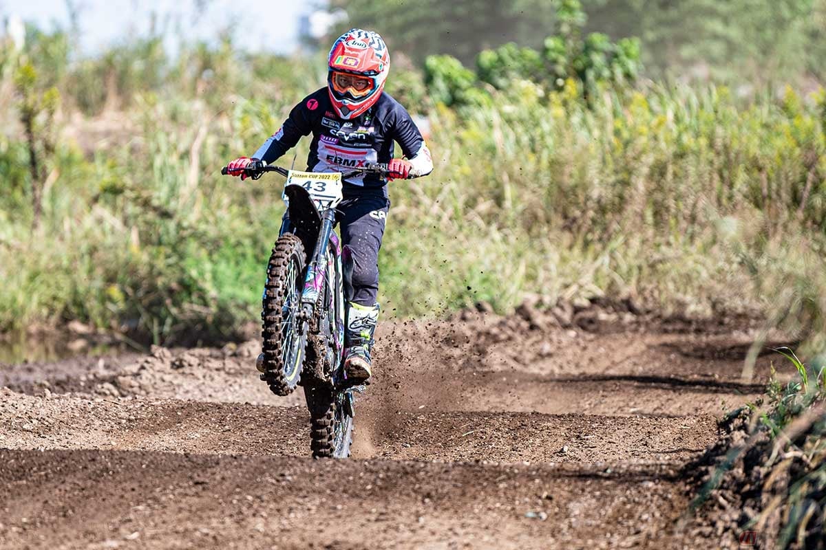 女性の参加者も見られた