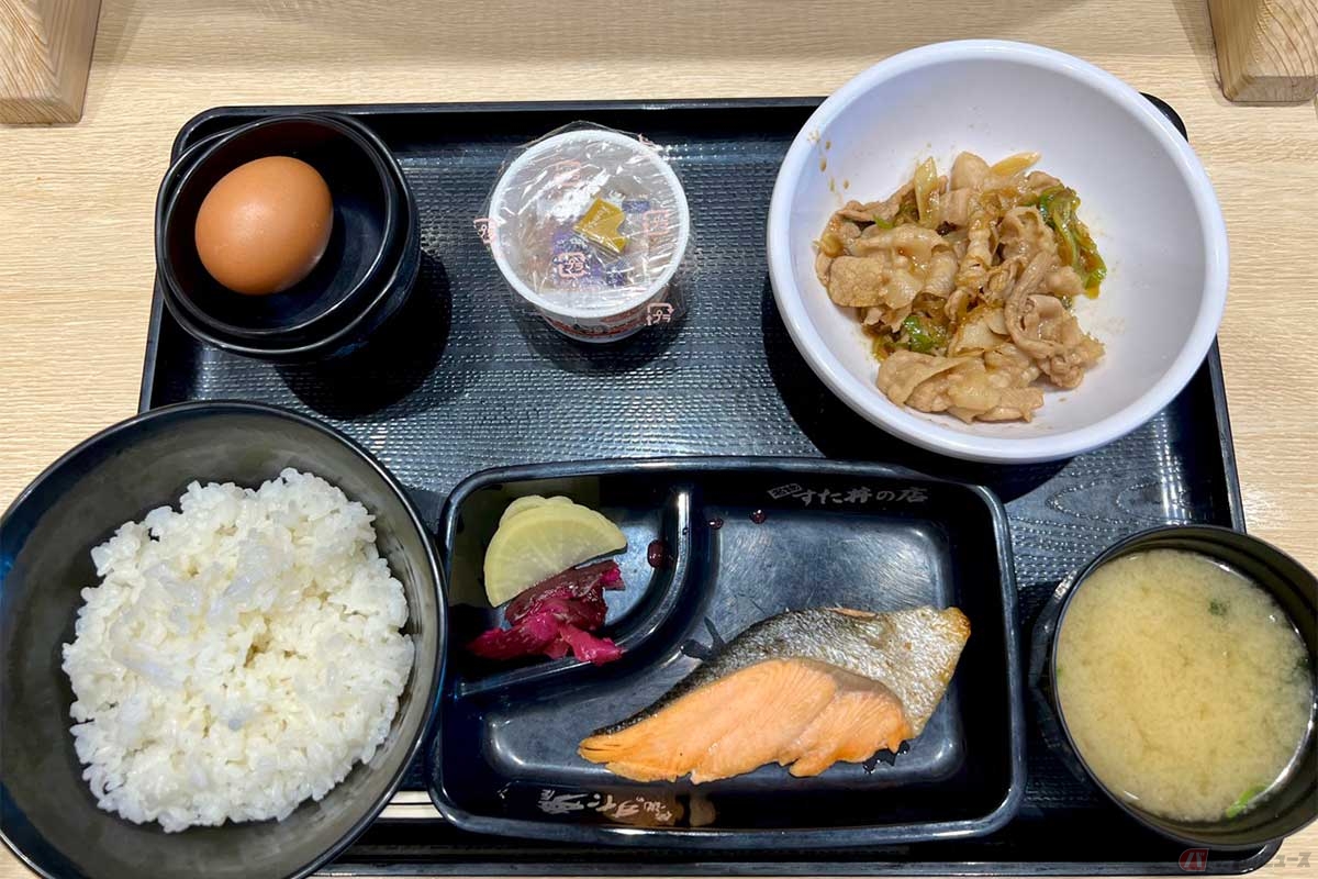 名神高速「多賀SA」の「伝説のすた丼屋」で「特すたみな朝食」(900円)をオーダー。以前食した「鮭&納豆定食」に豚肉の小鉢がプラスされた内容