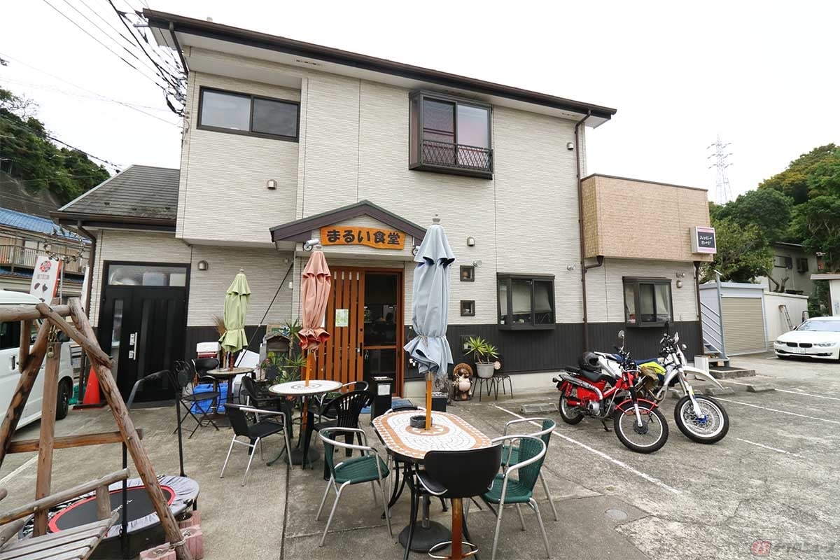 創業昭和43年、三浦市の「まるい食堂」は、週末のランチタイムには行列ができるほどの人気店