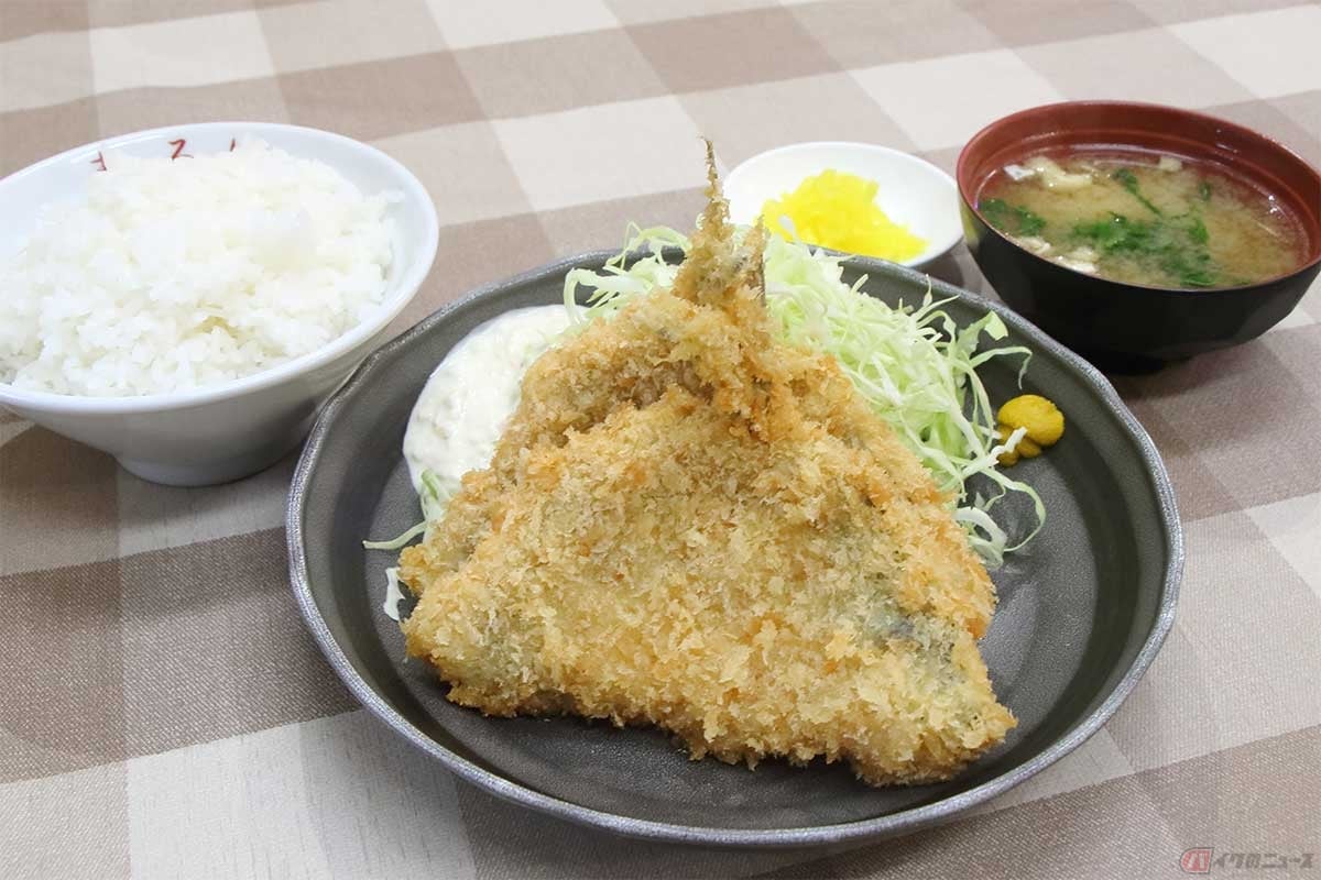 「まるい食堂」の「アジフライ定食」(900円)。アジフライは開きが2枚、大きい上に厚くてボリューム満点