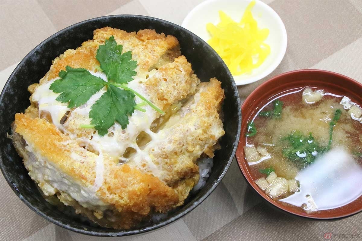 「まるい食堂」の人気メニュー「かつ丼・上」(1500円)。まずボリュームがすごい、そしてトンカツの厚みに驚愕。秘伝のタレが美味しく、また食べたくなる