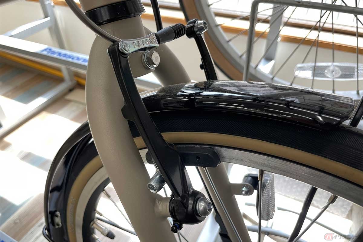 車輪(リム)を挟んで回転を止めるタイプ