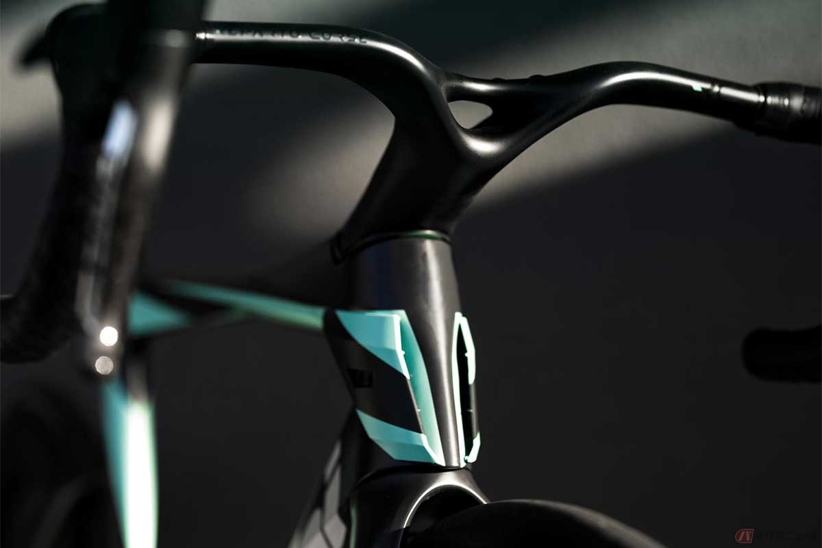 Bianchi新型「Oltre RC」の新開発エアロコクピット。ハンドルバーの中心部分に通気孔が設けられている