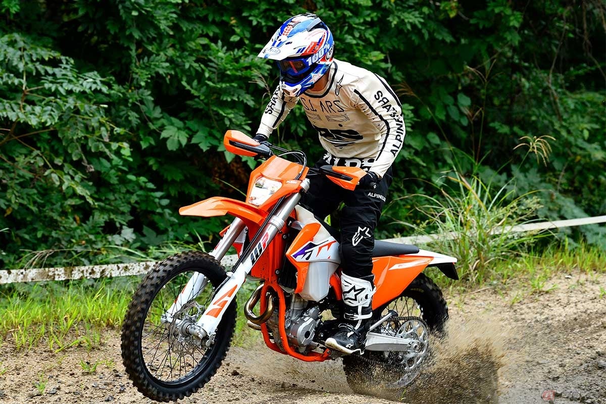 KTMのエンデューロモデル「250 EXC-F」(2023年型)に試乗する筆者(青木タカオ)