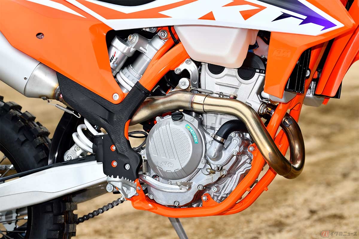 排気量249.91ccの水冷4ストローク単気筒DOHC4バルブエンジンを搭載