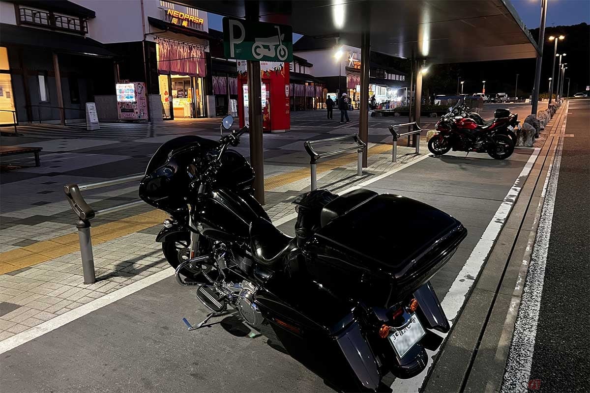 東京へ向かって新東名を200kmほど走って「岡崎SA」に到着。広めのバイク駐輪場には屋根があって雨でも安心