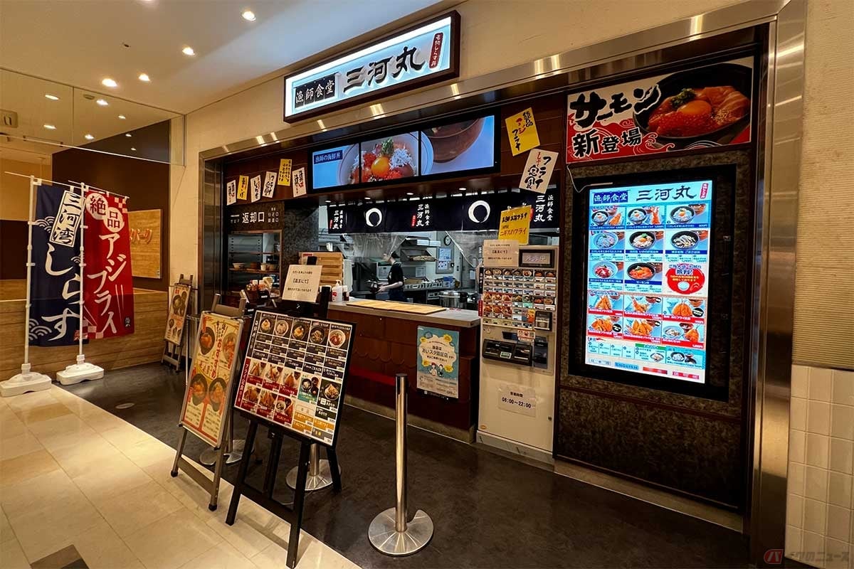 「岡崎SA」のフードコートにある「漁師食堂 三河丸」は、海老フライと海鮮丼メニューが豊富