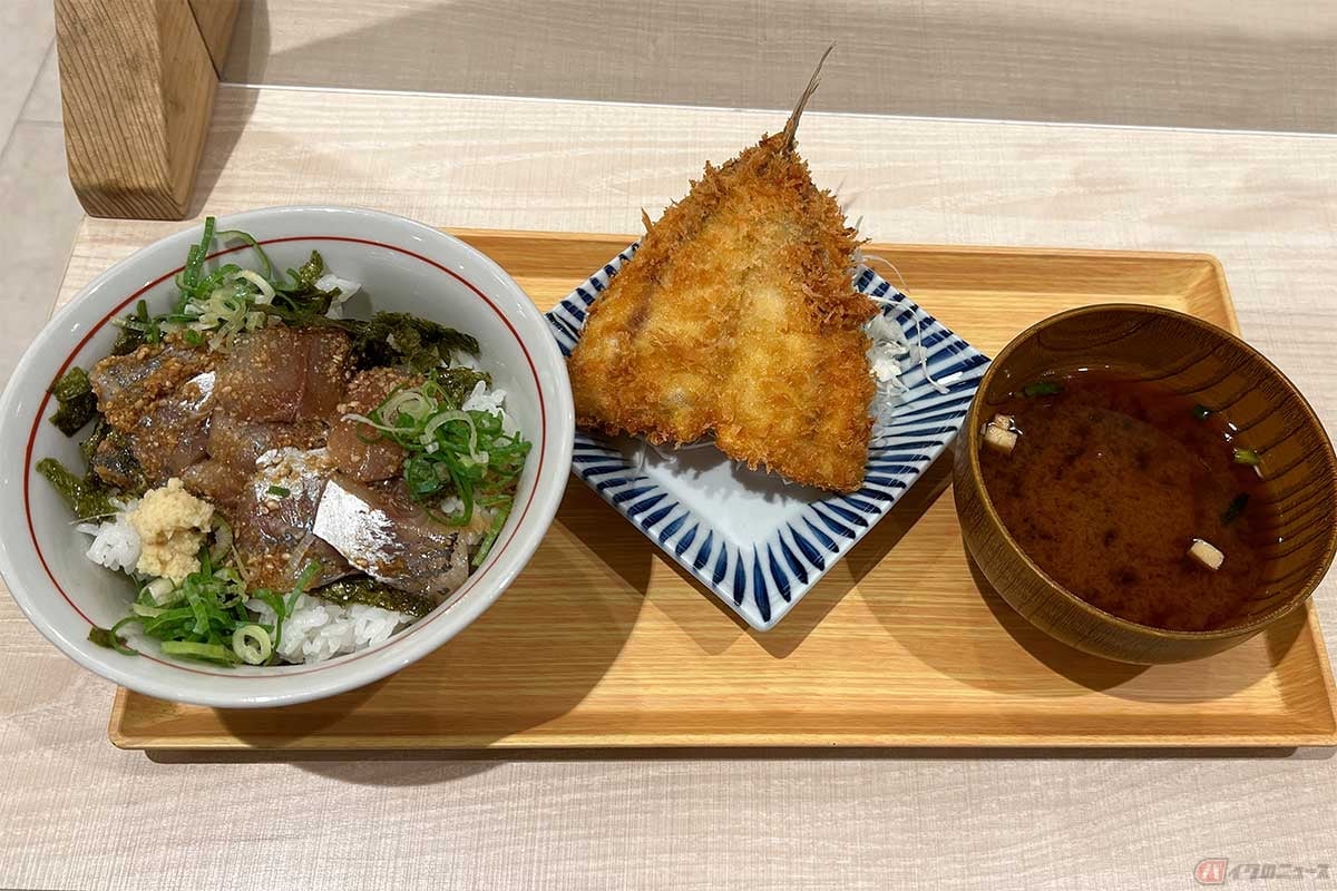 「漁師食堂 三河丸」の「あじあじセット」(1200円)。醤油で和えたアジの刺身が乗ったアジ丼とアジフライがセットになっている。みそ汁は赤味噌
