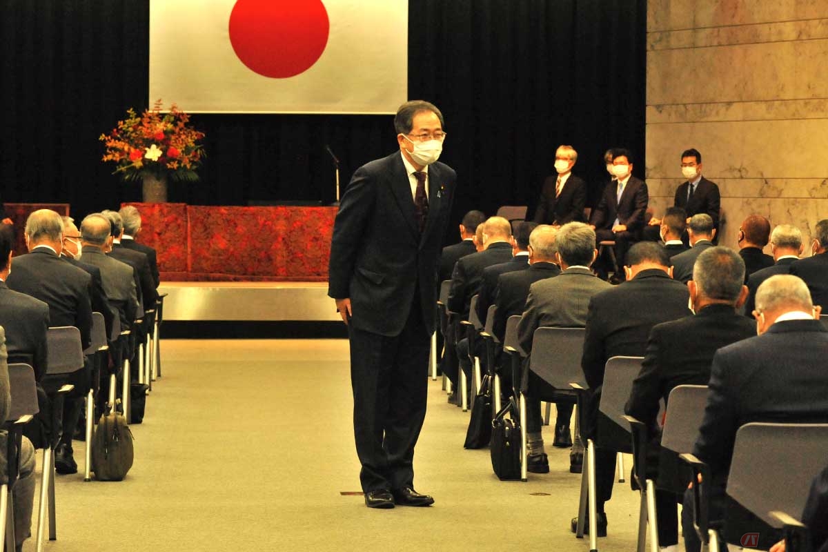 表彰状を手渡した斉藤鉄夫国交相