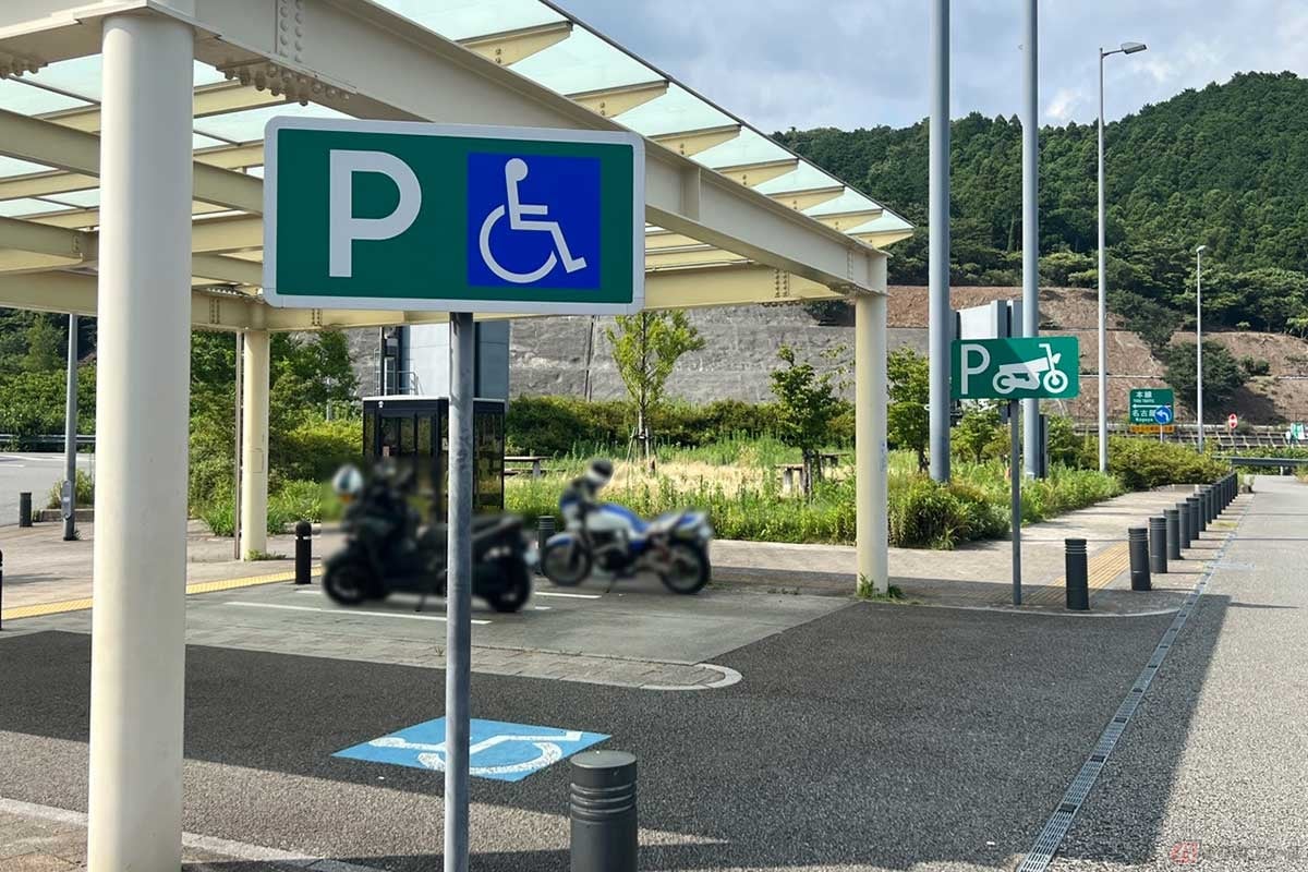 2輪専用の駐車スペースもしっかり確保されている。クルマも覆う大きさの屋根付きが嬉しいところ。雨が降ってきたらたいへん助かる
