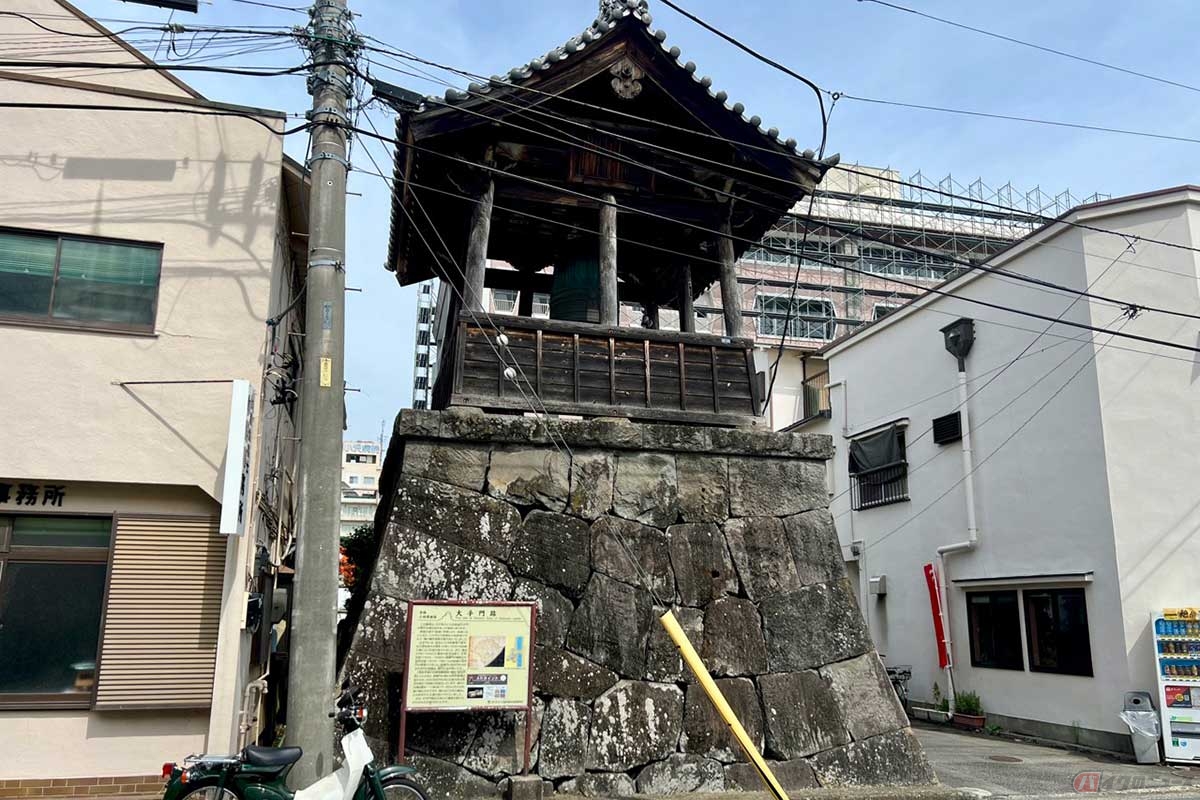 「小田原城」へ向かう途中で見つけた「大手門跡」。この石垣は1632年の改修工事により造られたもの。かつては大規模な櫓を持つ門だったようだ。石垣上の鐘楼は大正時代に設けられたもの
