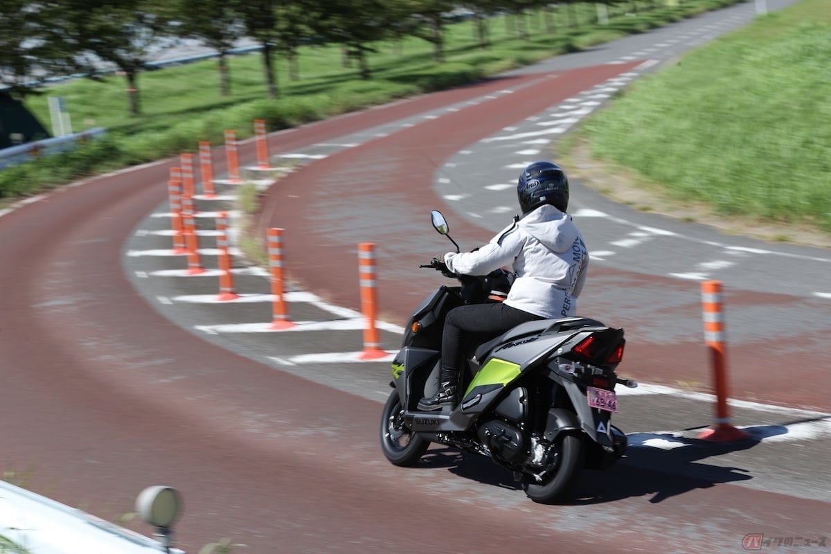 一般道ではオレンジ色のラバーポールがメインで使われています
