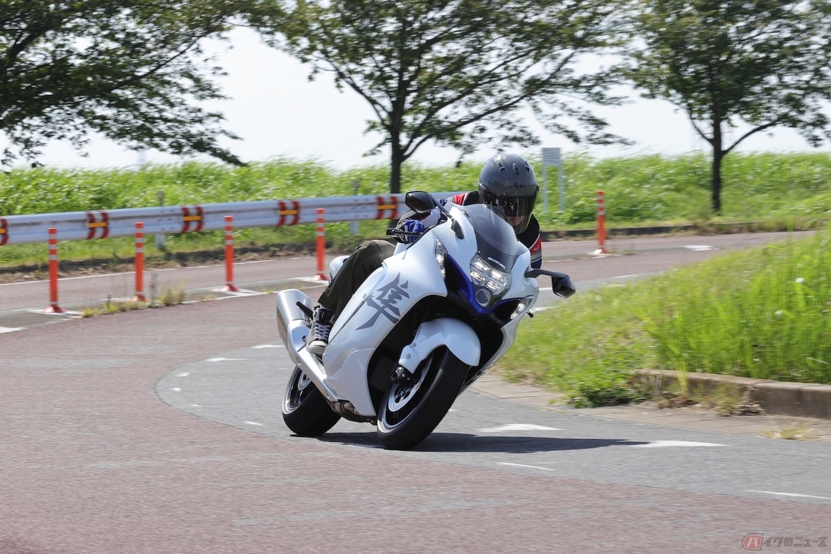 Uターンや右折の禁止場所に設置して交通違反の防止に役立てたり、カーブに設置してスピードの出しすぎによる車線のはみ出しを防いだりする効果もある