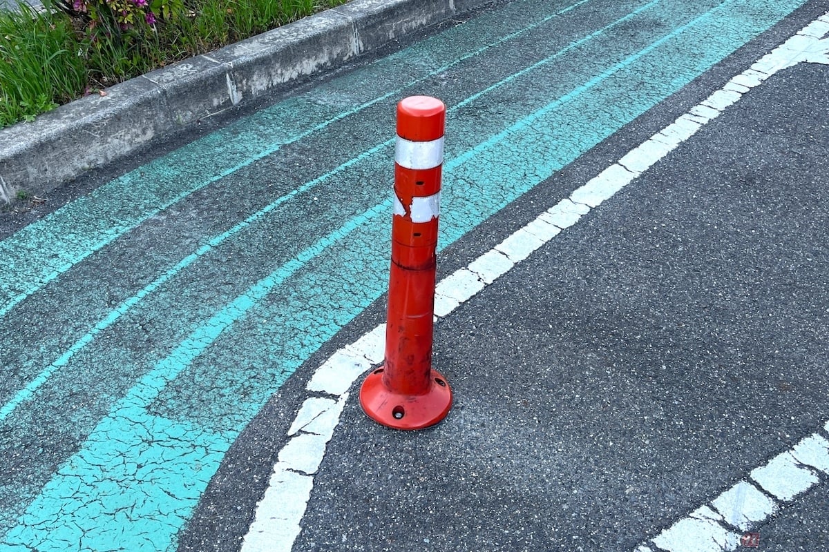 ラバーポールの中は空洞になっており、車両がぶつかっても大丈夫なように折れ曲がり速やかに復元するようにできている