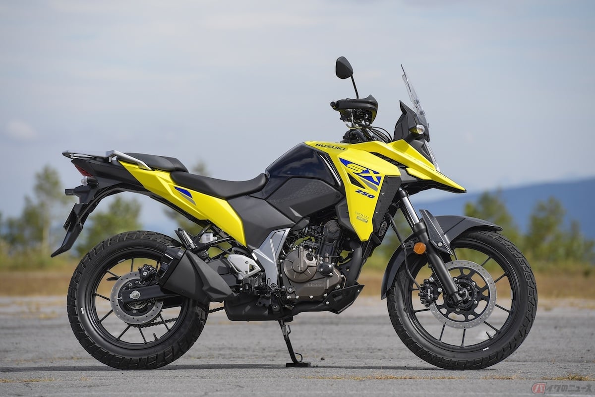 最低地上高205mmを確保した『Vストローム250SX』はより足が長く見え、ダートを苦手にしていないことが一目瞭然