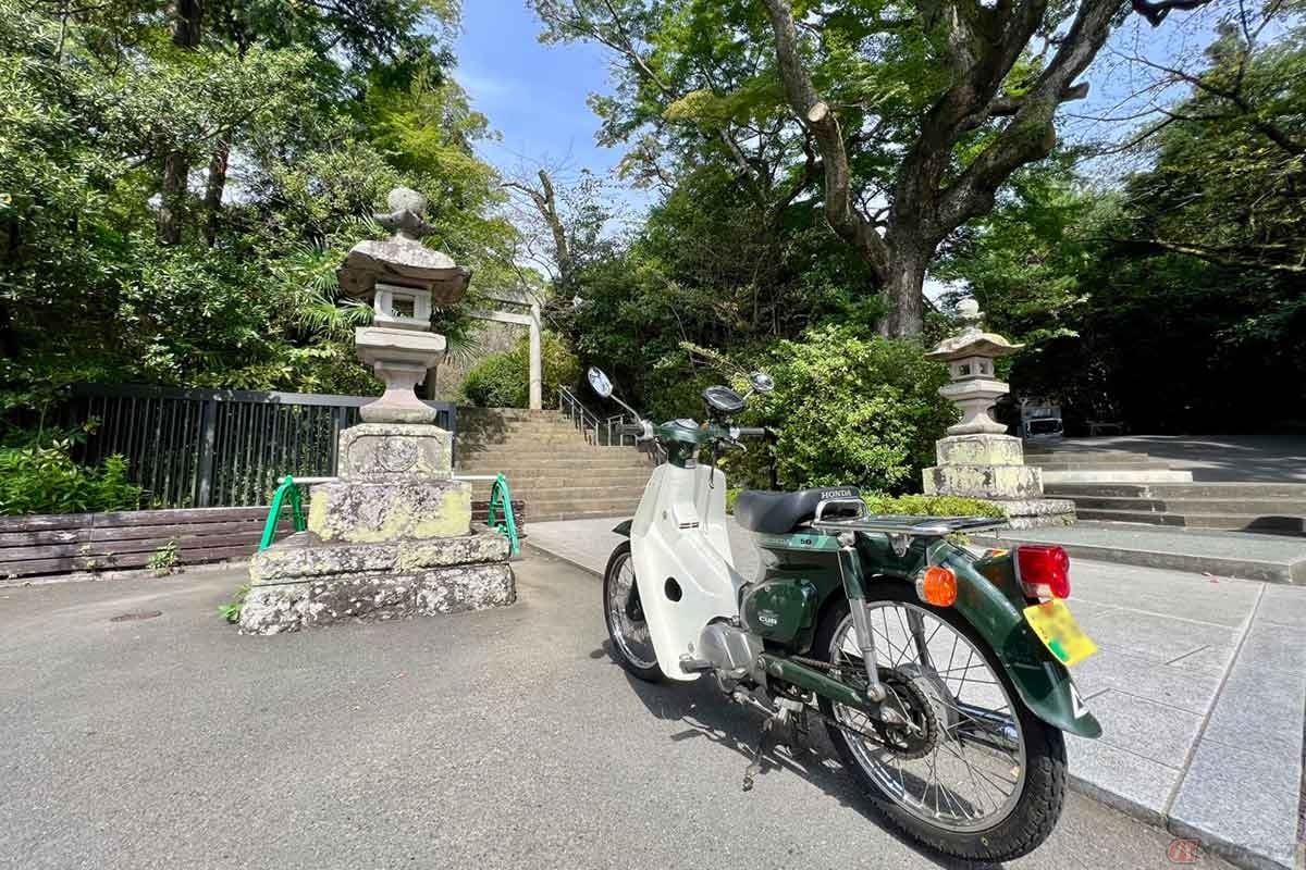 スーパーカブで「小田原城」へ。「小田原城址公園」内にある「報徳二宮神社」前の駐車場にバイクを停めて散策した