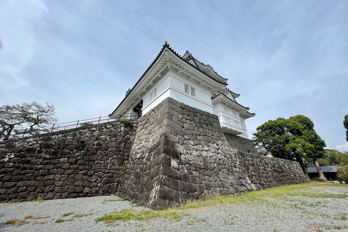 現代にも通じる「間知石（けんちいし）積み」の石垣は、大小2つの面を持つ四角錐状の石材を使った工法。広い方の面を外側に連ねて構成されている