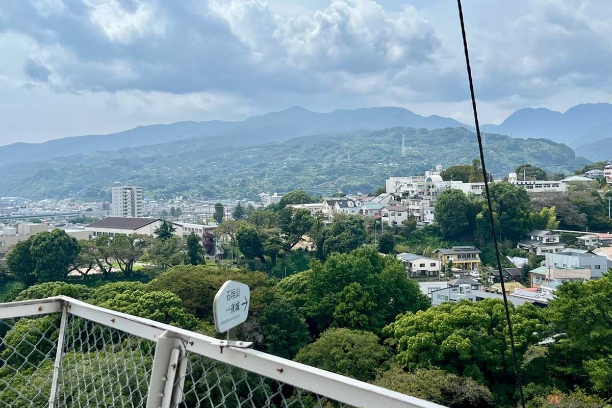 「小田原城」の天守閣展望台から「石垣山一夜城」を眺めると、想像以上に山の存在感があり、そこに本格的な総石垣の城が突如現れたと思うと、北条側の恐怖心と焦りを感じずにはいられなかった(これはビビる!)