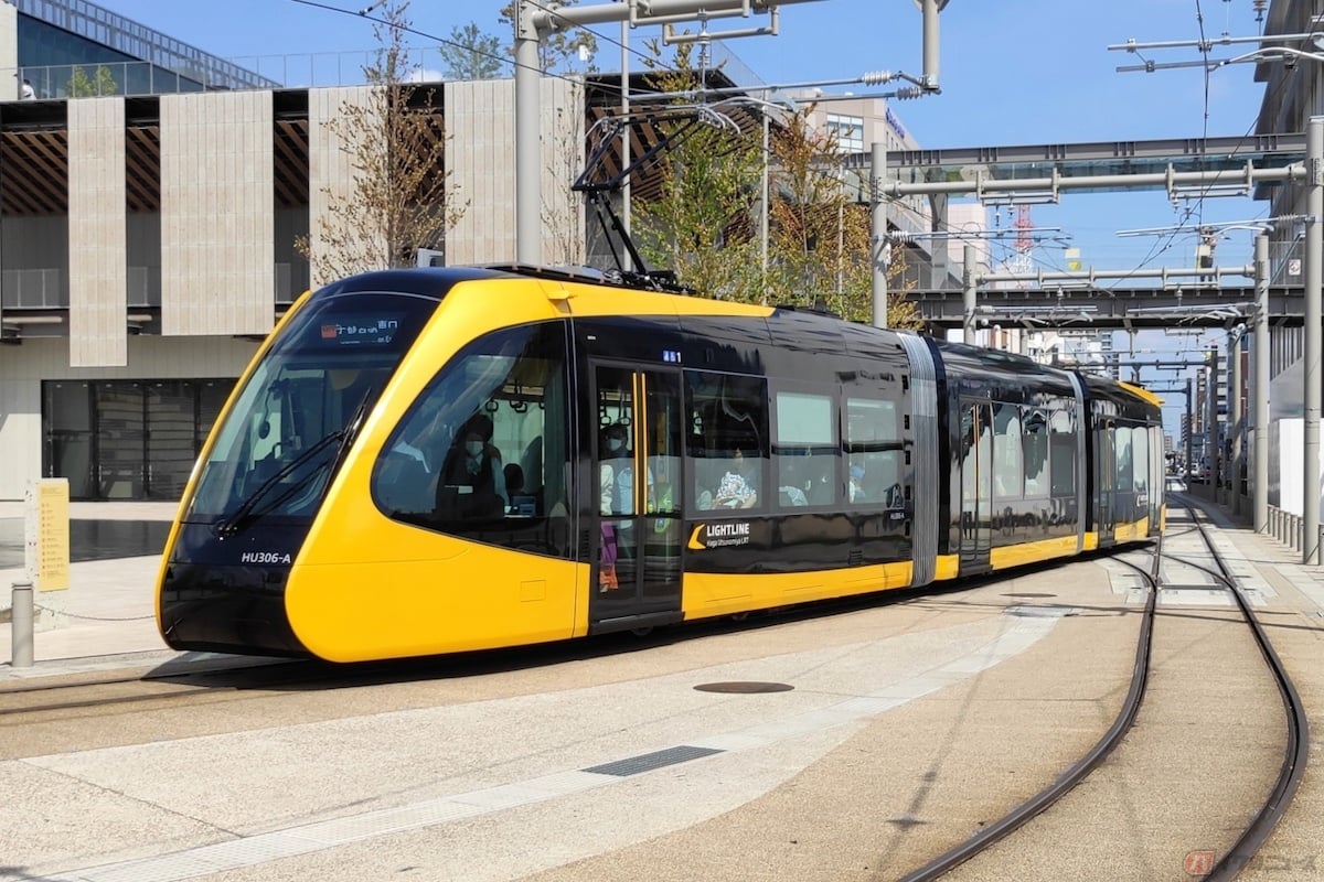 近未来的なデザインに加え、騒音や振動が少なく快適な乗り心地の「宇都宮LRT」