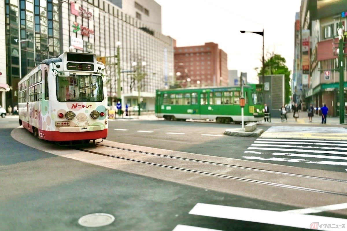 路面電車が通行するために設けられたレールが敷かれた部分のことを「軌道敷」と言う