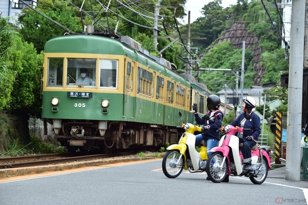 軌道敷内に侵入して路面電車の通行を妨害すると「軌道敷内違反」に問われることがある