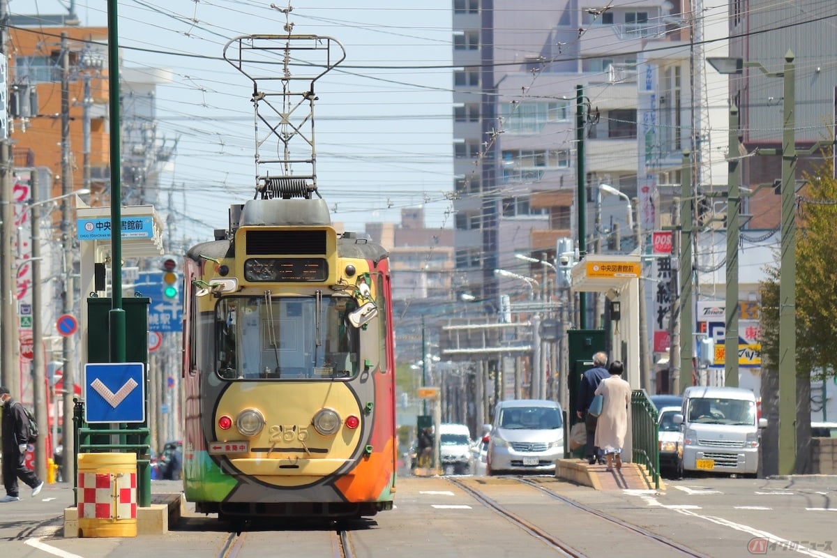 路面電車の停留所には、青地に白のV字が描かれた四角い標識が掲げられている