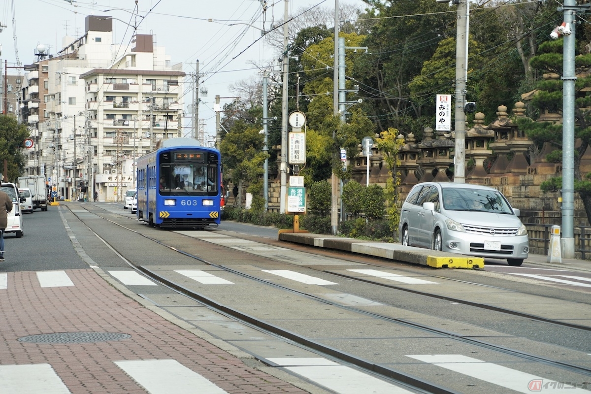 路面電車との間に1.5m以上の間隔がとれる場合は徐行して進むことができる