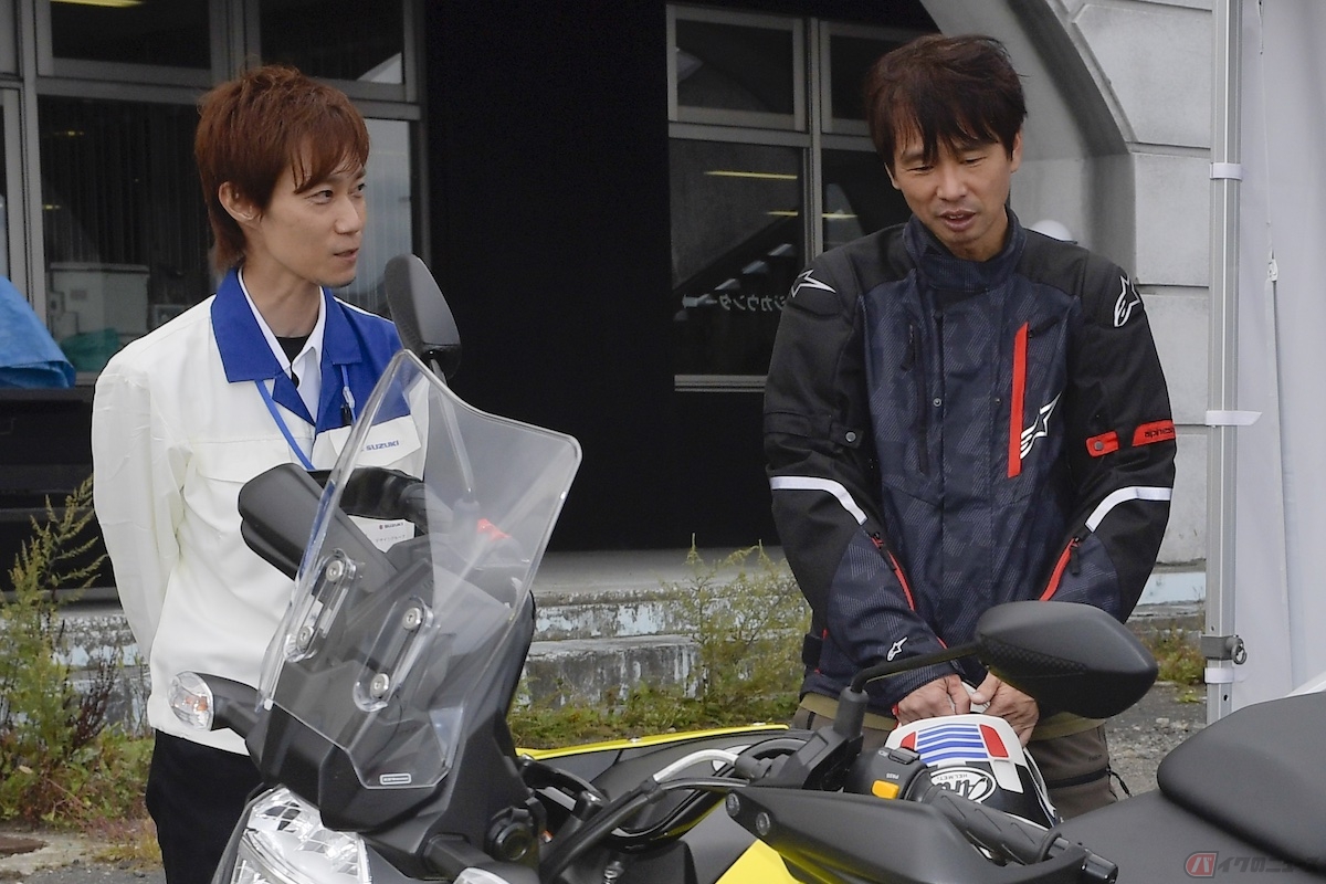 『Vストローム250SX』のデザインを担当した村松晶さんと筆者（青木タカオ）