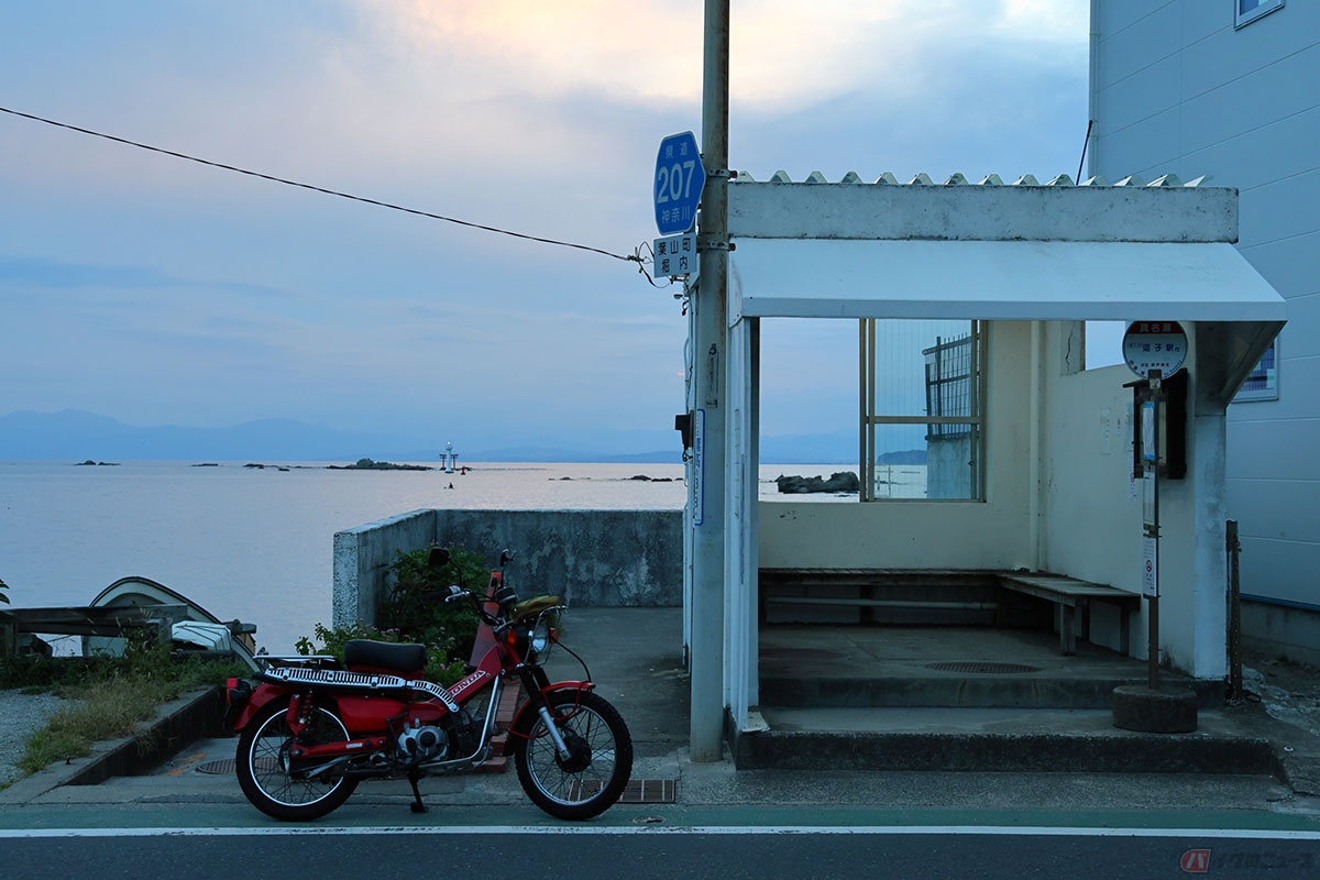 葉山町で夕景をバックに海岸通りのバス停を撮りたかったが、残念ながら曇ってきた……
