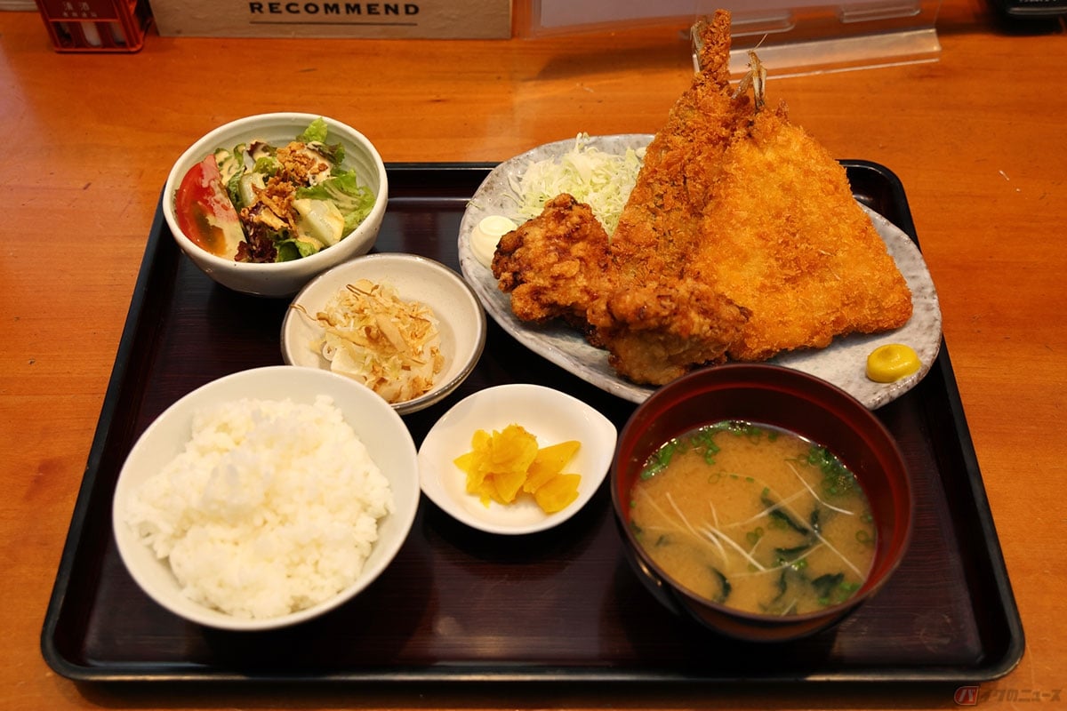 「炭火串焼き Nagisa」の「あじフライ定食」。アジフライ2尾と鶏の唐揚げ2個でボリューム満点