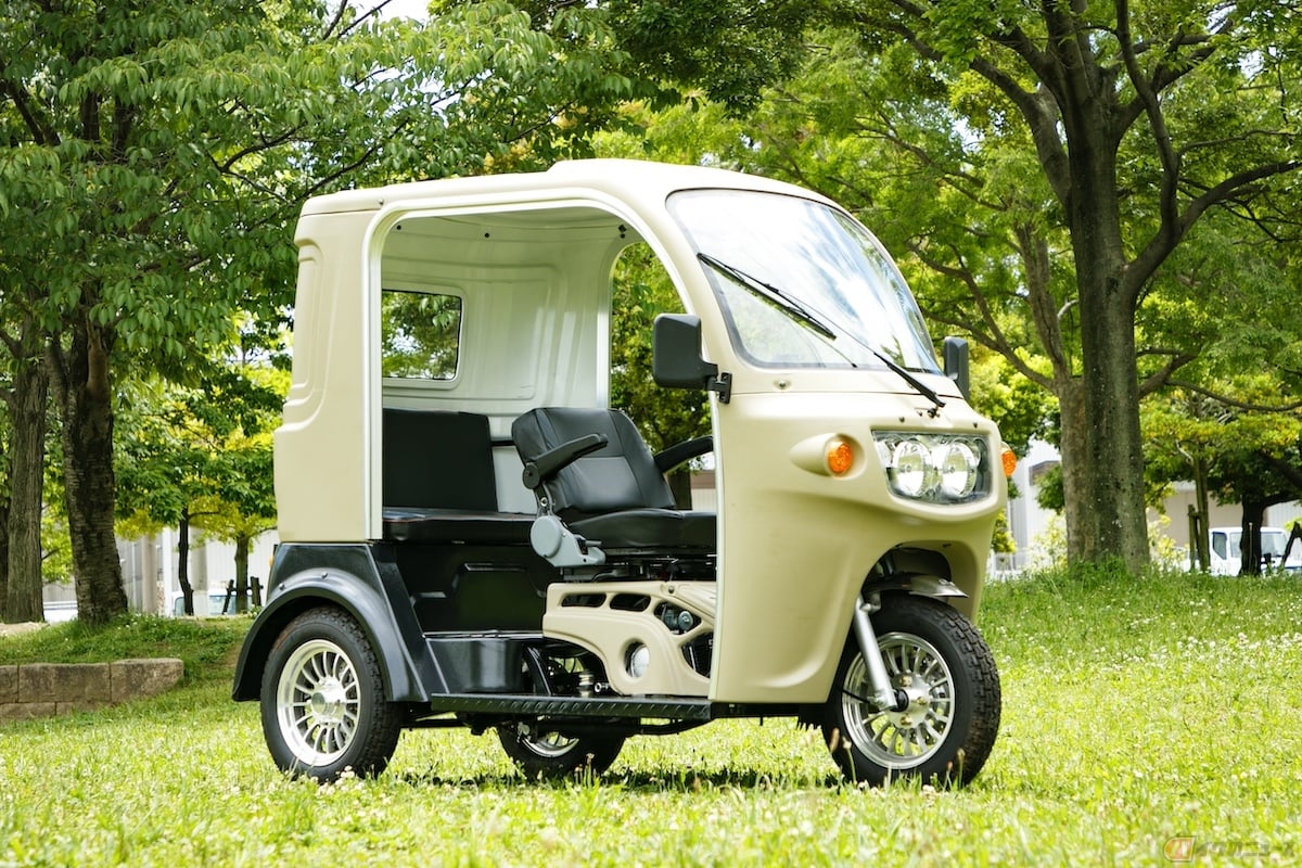 観光地などではタイの”トゥクトゥク”のような形をした屋根付きの三輪自動車が走っているのを見ることもある