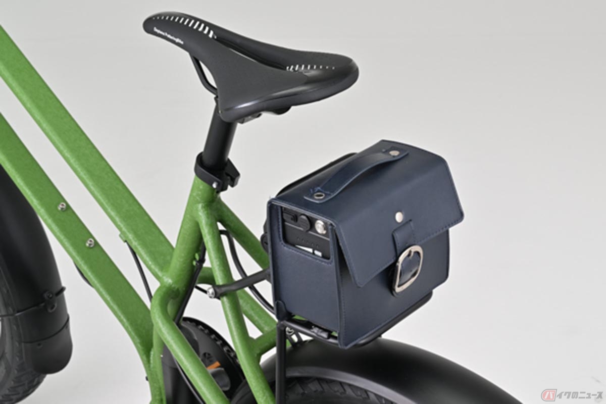 4年ぶりとなるデイトナの新型電動アシスト自転車「DE04」。バッテリーはサドル後方のバッグに収められています