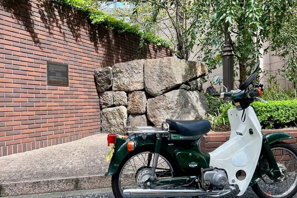 今回訪れた中でも、とくに保存の仕方がお洒落だと感じたのが、東京都港区西新橋にある「江戸城外郭南側の石垣」。三代将軍の徳川家光が作らせた石垣が、ビル増築工事の際に発見されたそうだ