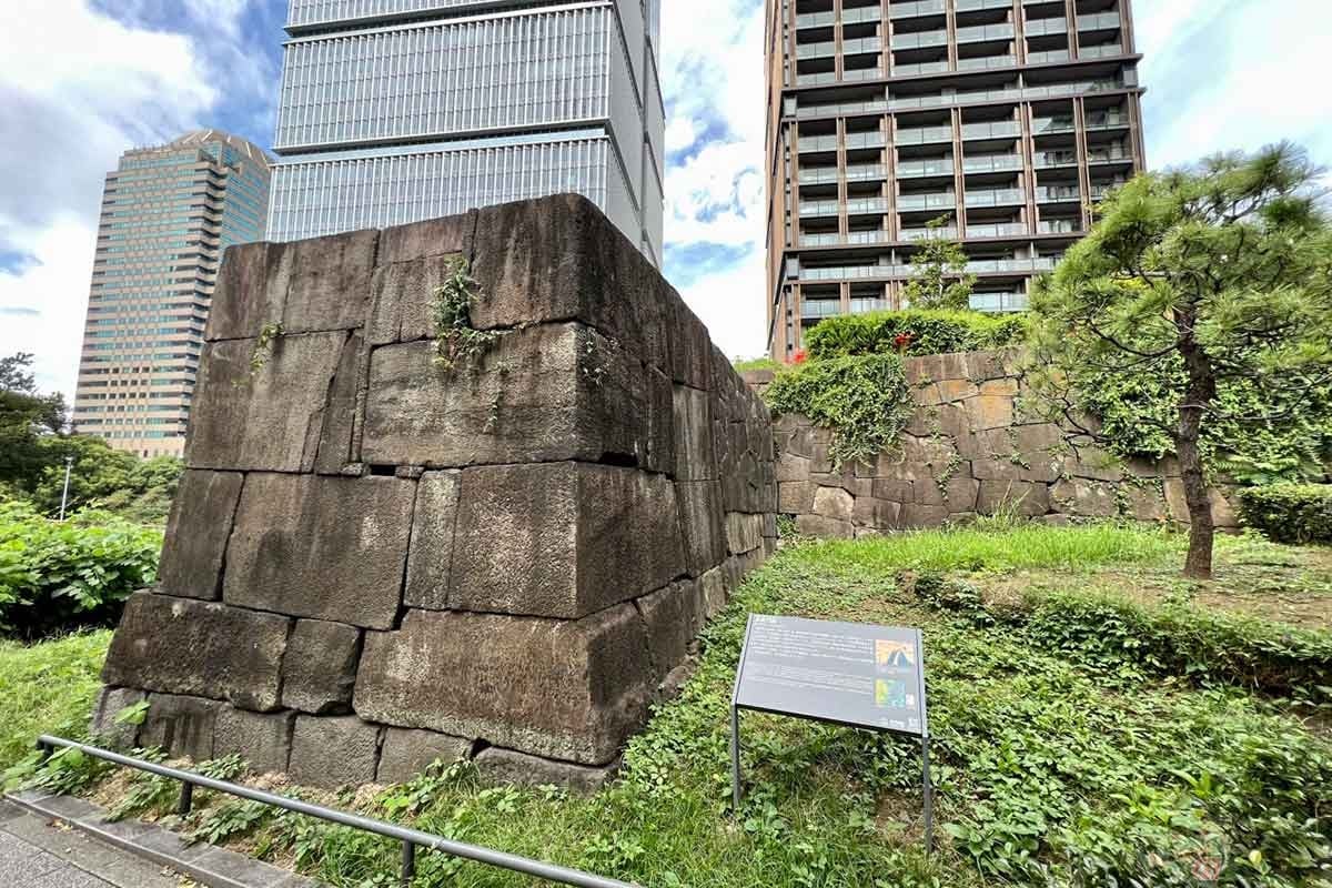 「赤坂門跡」に残る石垣は通りからも見つけやすかった。1636年に筑前福岡藩主、黒田忠之(くろだただゆき)が築造したもの