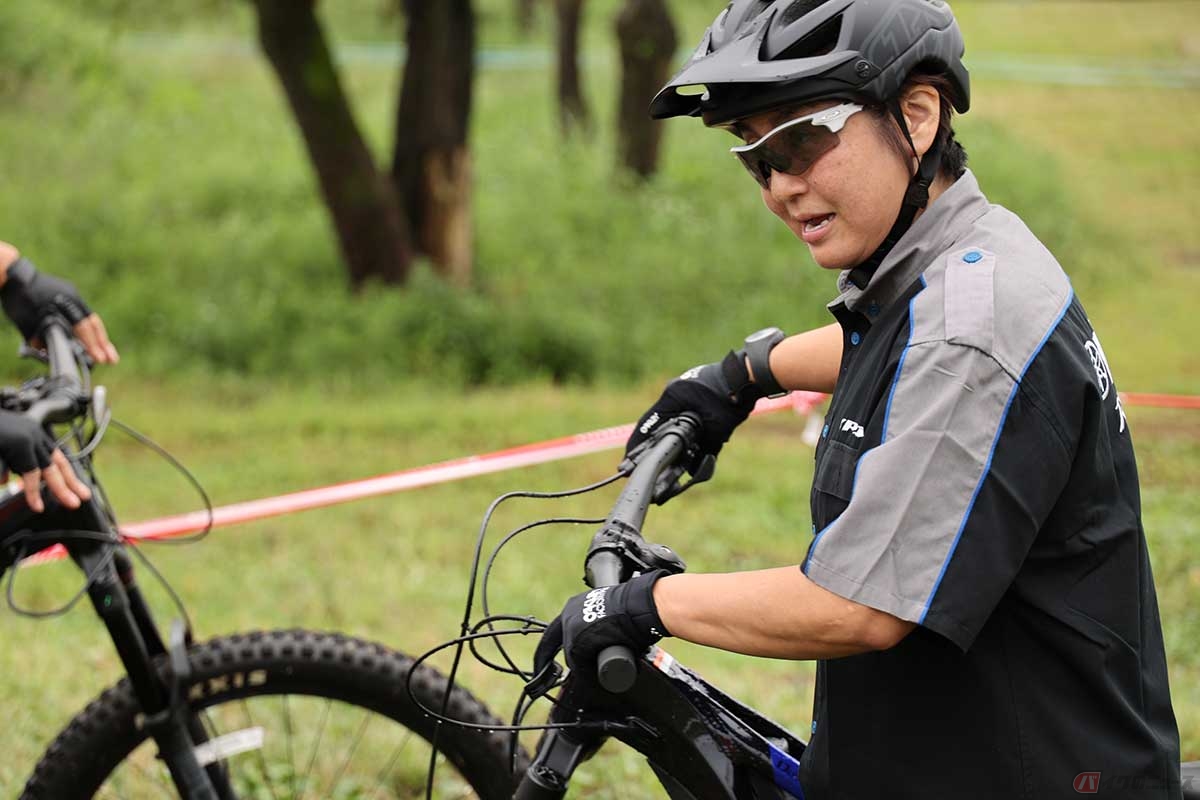 インストラクターは元全日本モトクロス選手権レディース80ccクラスチャンピオンにして、元マウンテンバイクダウンヒル全日本チャンピオンの増田まみさん