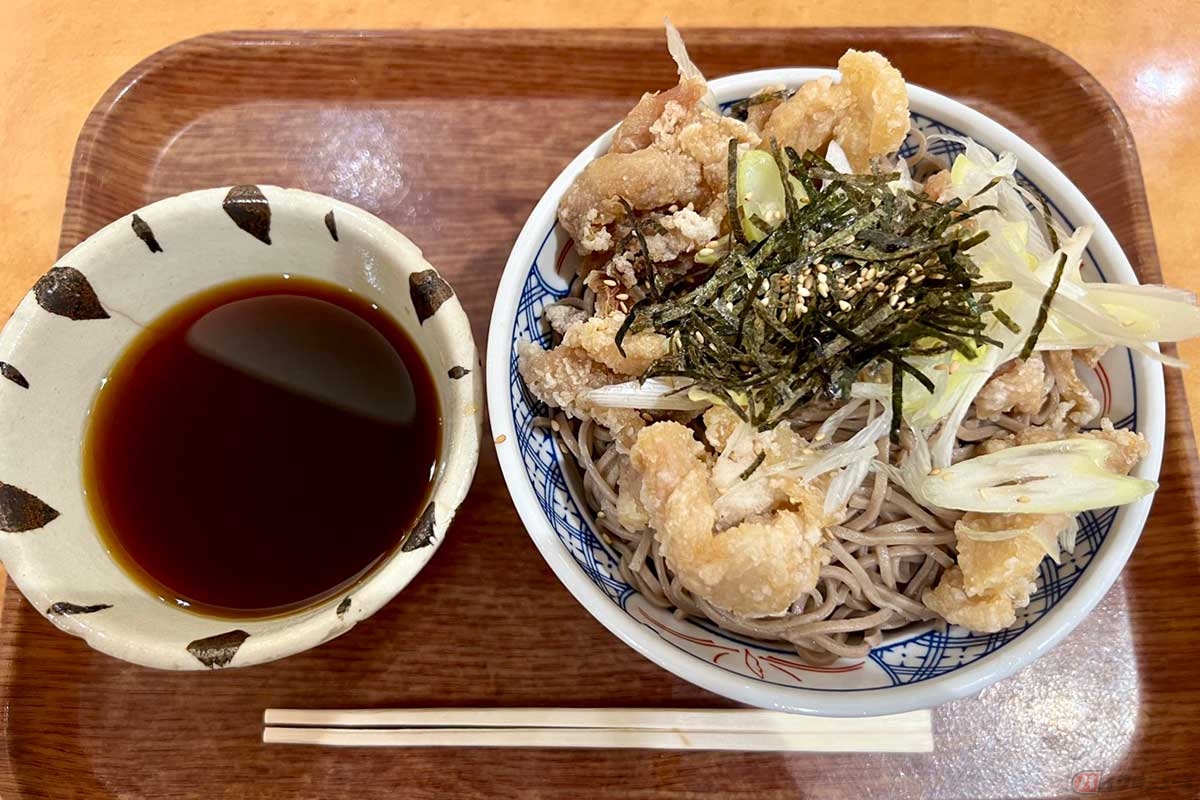京葉道路「幕張PA」（上り）でいただく「鶏つけそば」（935円）。鶏の唐揚げと冷たいそばの組み合わせ