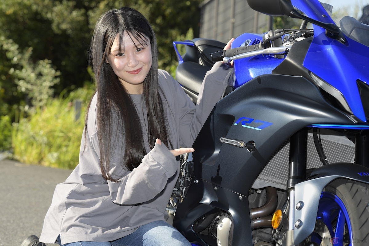 ヤマハの代名詞カラーである深みのあるブルーと鮮やかなパールが入ったサイドカウルは、静かさの中にも熱がある感じがあってかっこいい