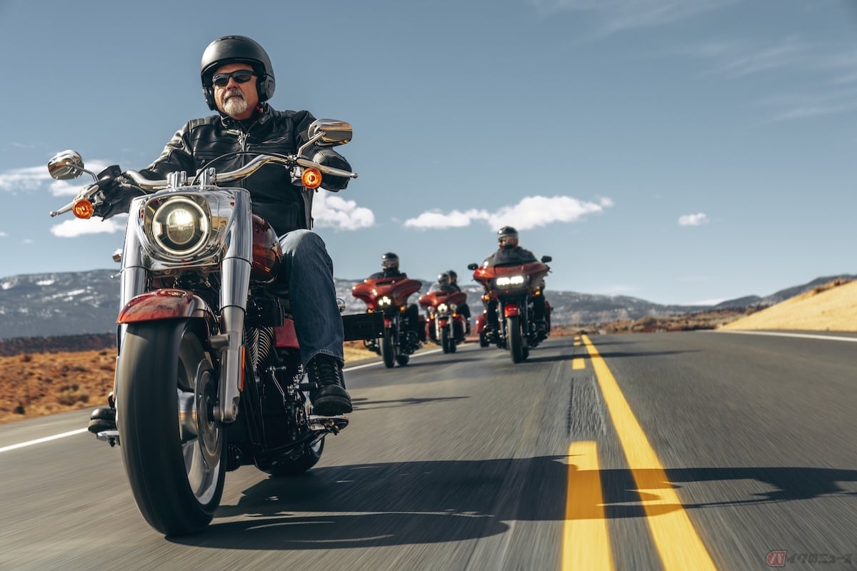 アメリカ英語ではやや大きめのバイクをmotorcycle、やや小さめのバイクをmotorbikeと呼ぶ
