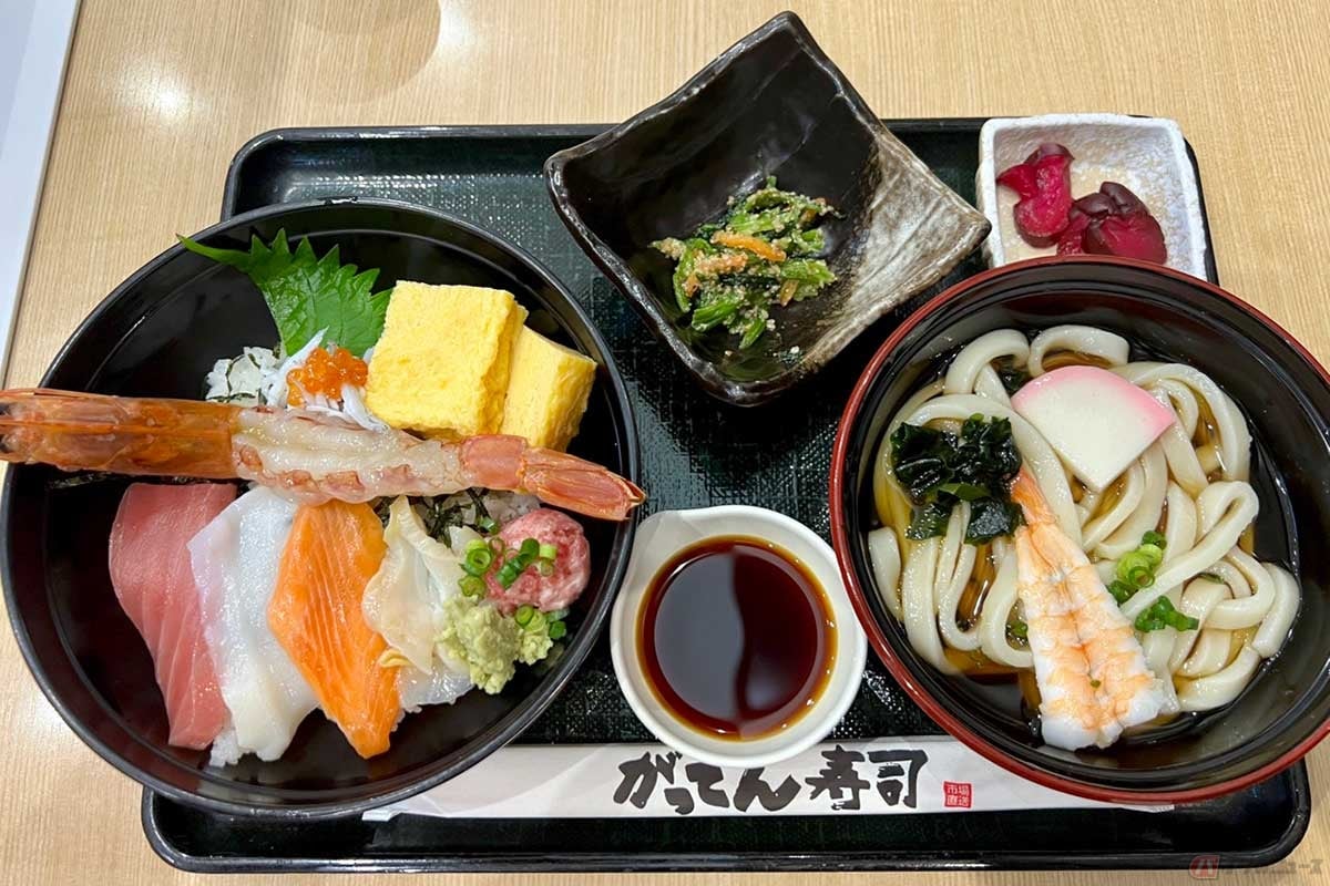 東名高速「海老名SA」（上り）でいただく「海老名名物！海鮮丼定食」は、神奈川県産の新鮮なネタが、じつに8種も盛り込まれている。食べ応え十分