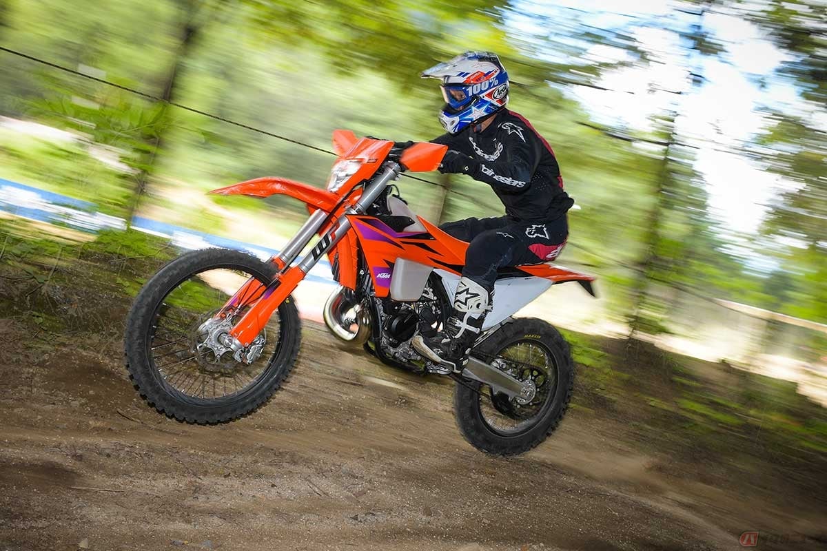 KTM「150 EXC」(2024年型)に試乗する筆者(青木タカオ)