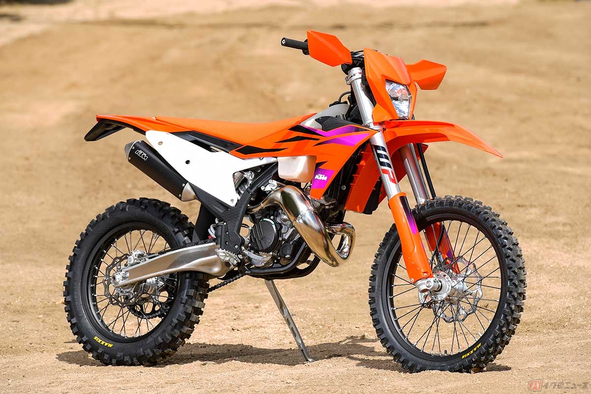 KTM「150 EXC」(2024年型)は、排気量143.99ccの水冷2ストローク単気筒エンジンを搭載。125ccクラスよりも出力特性に余裕があり、2ストならではの難しさは感じられない。エンジン始動はセルスターター方式のみとなり、キックアームは排除された
