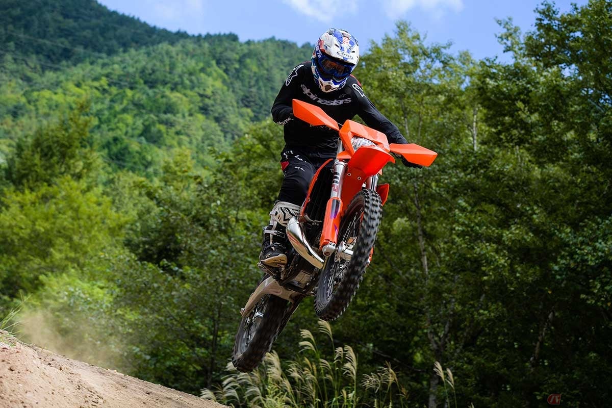 強力な足まわりに軽量な車体、扱いやすい2ストロークエンジンなど、初心者からベテランまで、ストレスなく走りに没頭できる仕上がりとなっている