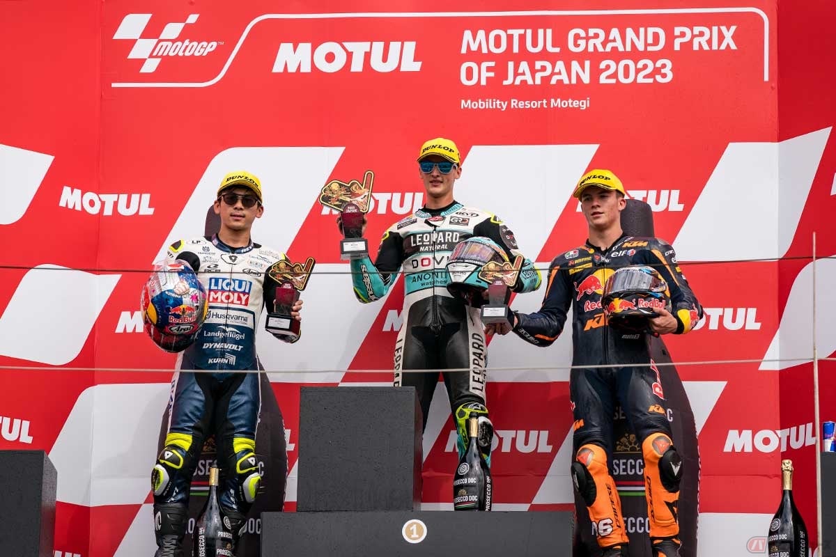 2023年シーズンの日本GPでは、Moto3クラスのチャンピオンシップを争うジャウメ・マシア選手(ホンダ/中央)、佐々木歩夢選手(ハスクバーナ/左)、ダニエル・オルガド選手(KTM/右)が表彰台に立った