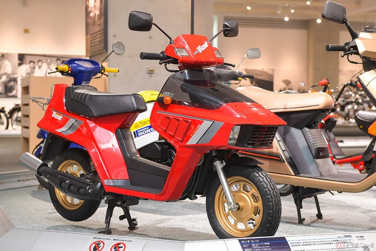 1983年に発売されたホンダ「BEAT(ビート)」は、世界初の水冷2ストロークエンジンを搭載した50ccクラスの原付スポーツスクーター。際立つゴールドホイールが当時としては新感覚