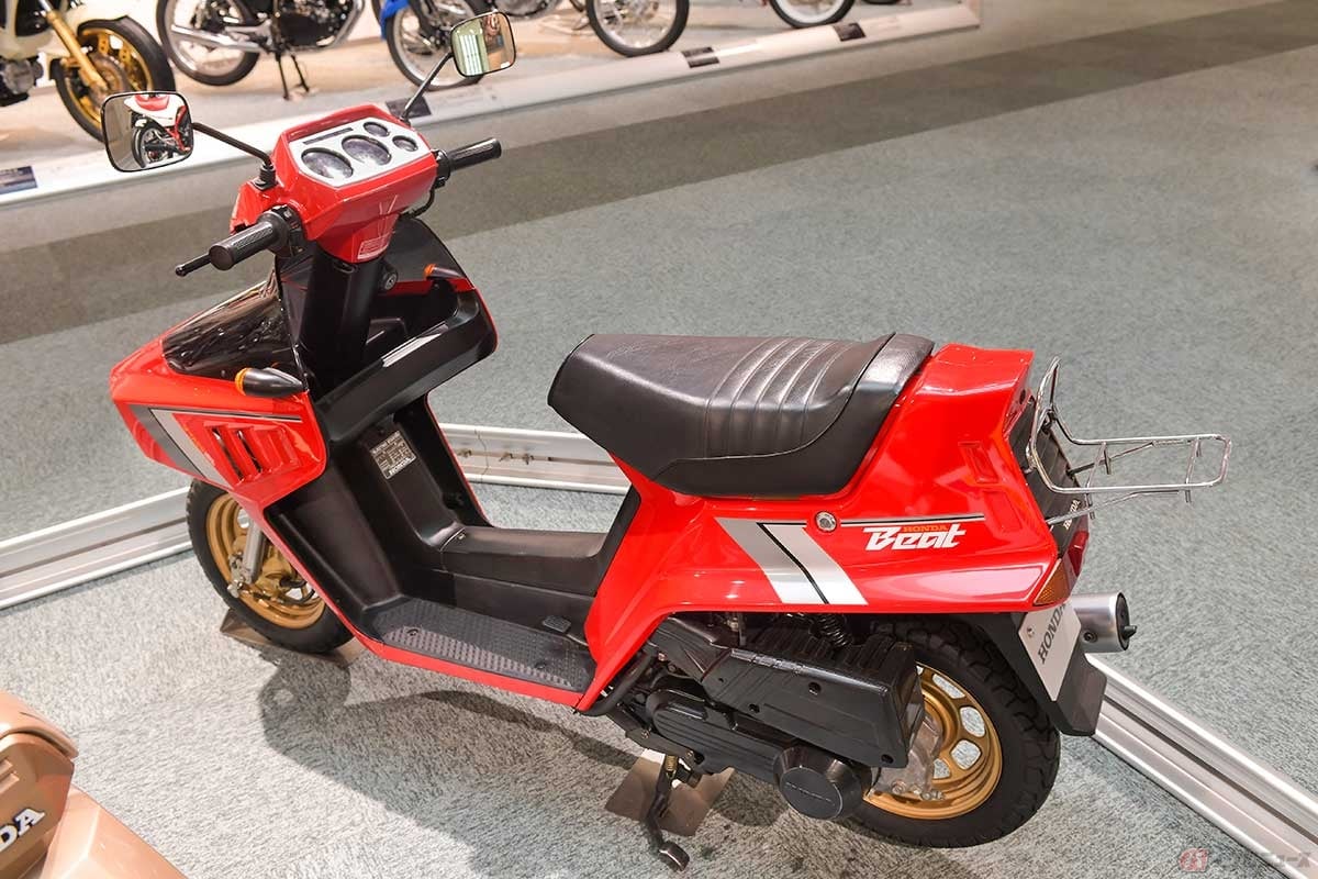 V-TACS用の切り替えペダルは左足のかかとで踏む。走行中にライダーが任意で操作する