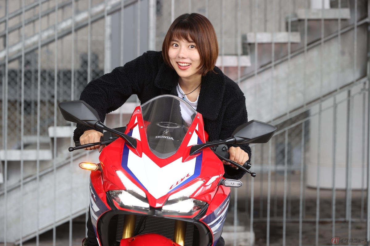 正面から見た時のキリリとした目元のようなヘッドライト！