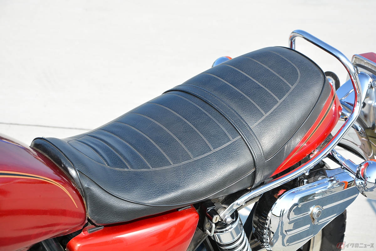 初期型SR400SPの純正シートをあんこ抜きし、当時風のカスタムになっています