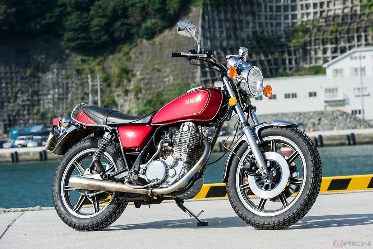 初期型SR400SPをベースに、当時風のカスタムを施した1台。製作したのは千葉県のSR専門店「singlebigk(シングルビッグケイ)」