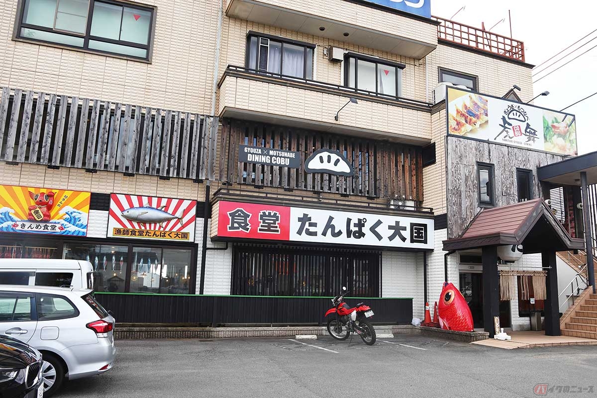 「沼津ぐるめ街道」の「沼津IC」近くにある「食堂たんぱく大国」。漁師街の大衆食堂がコンセプトの店